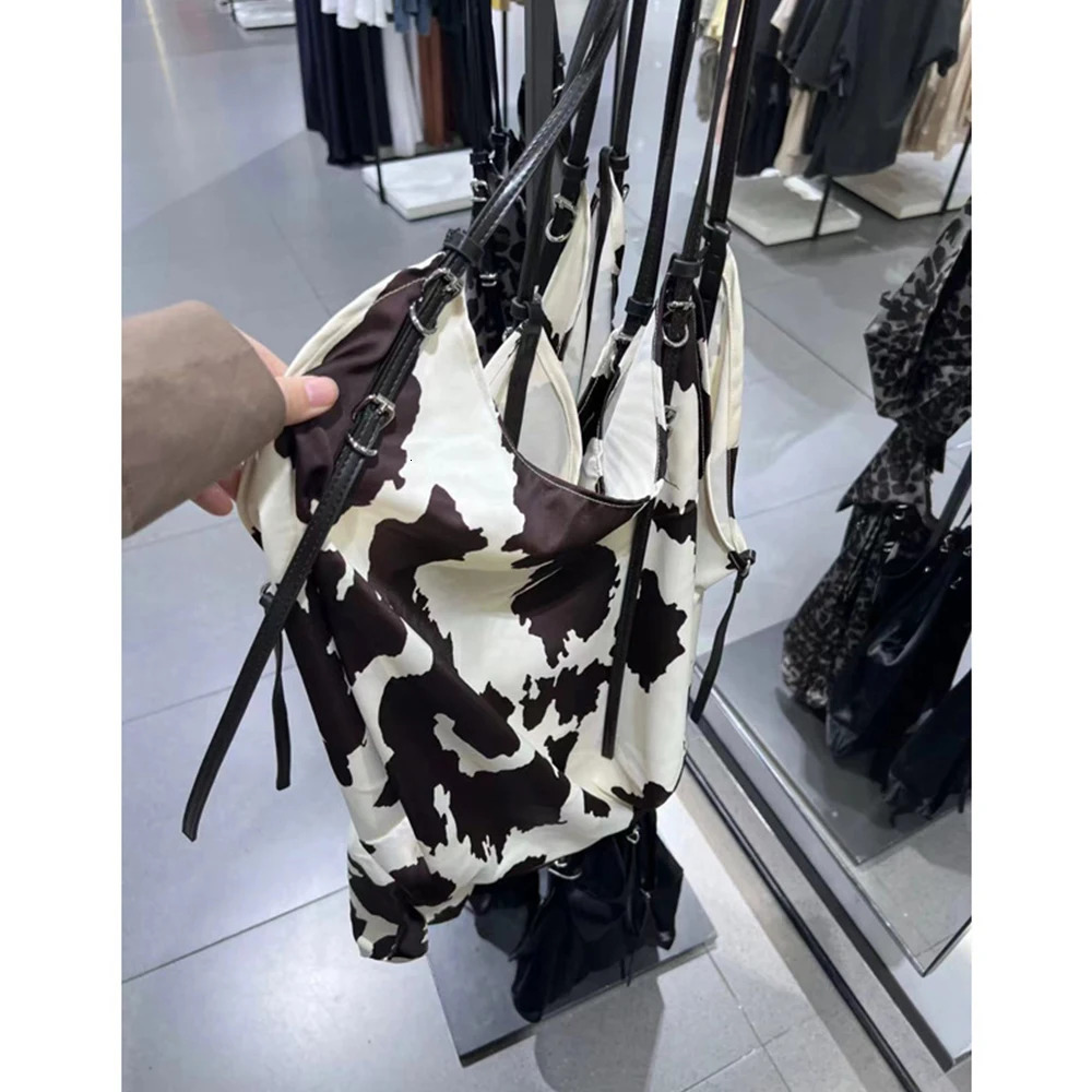 Fashion Leopard Tote Bags for Women Satin Shoulder Bag Animal Printed Handbags Large Capacity Silk Shopper Purses 250102