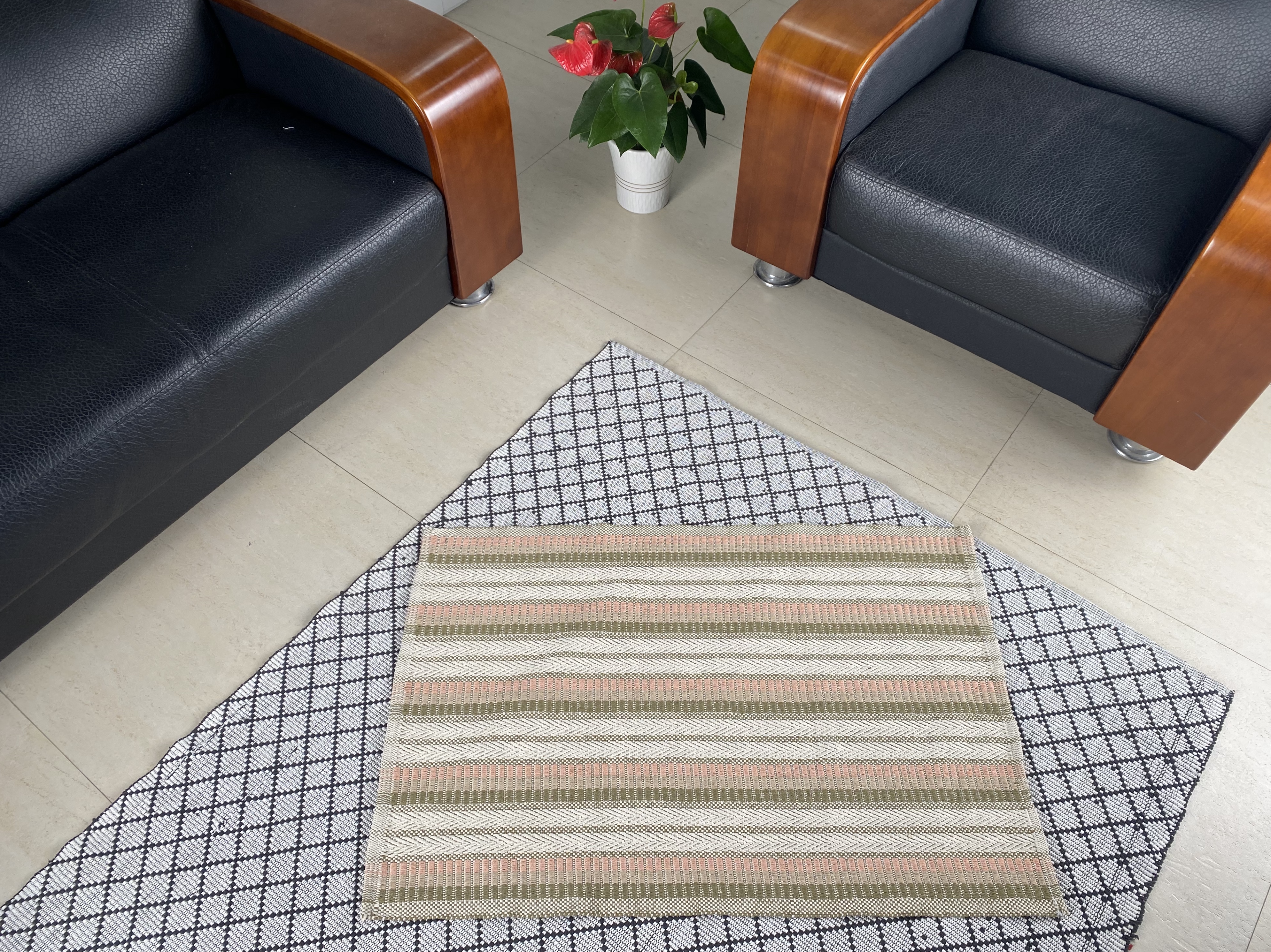 Elegant Artisanal Cotton Carpet Rugs Versatile and Resilient Design for Modern Interior Accents
