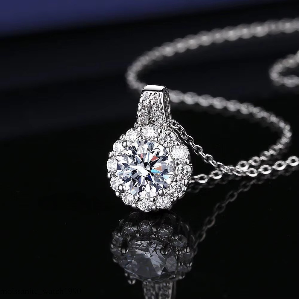 Exquisite Light Moissanite Sun wer Pendant Clavicle Chain Necklace Jewelry for Women