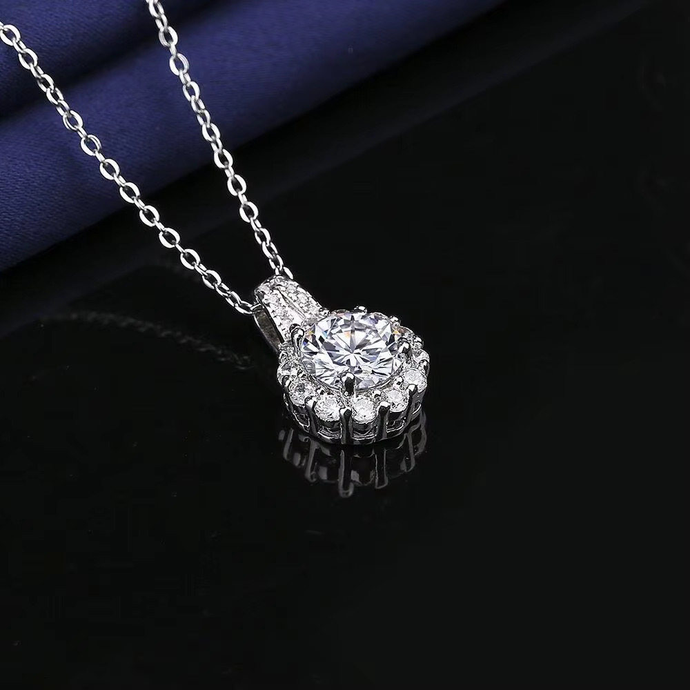 Exquisite Light Moissanite Sun wer Pendant Clavicle Chain Necklace Jewelry for Women