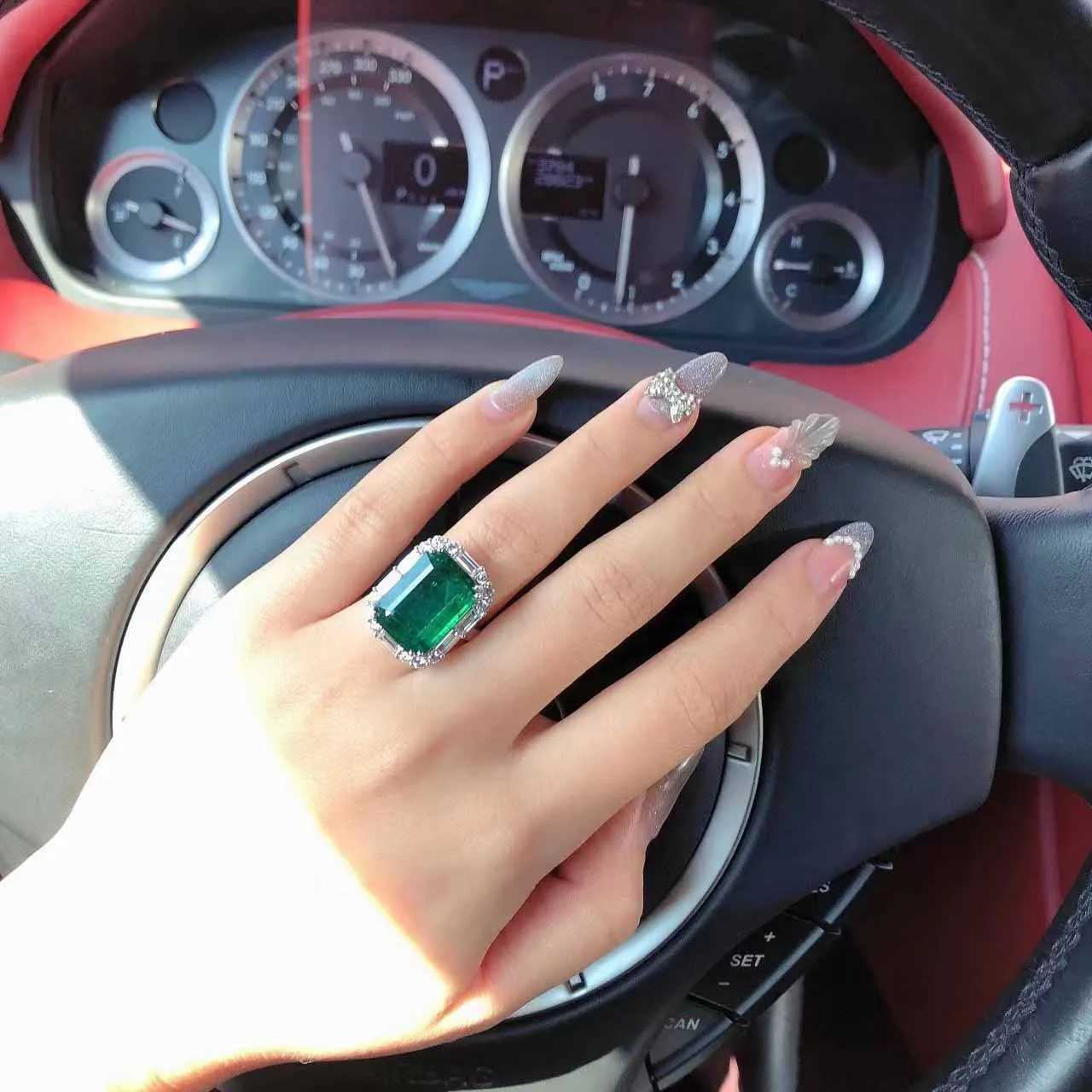 Valuable Lab Emerald Diamond Finger Ring 925 Sterling Silver Party Wedding Band Rings for Women Promise Engagement Jewelry GiftXJ250104