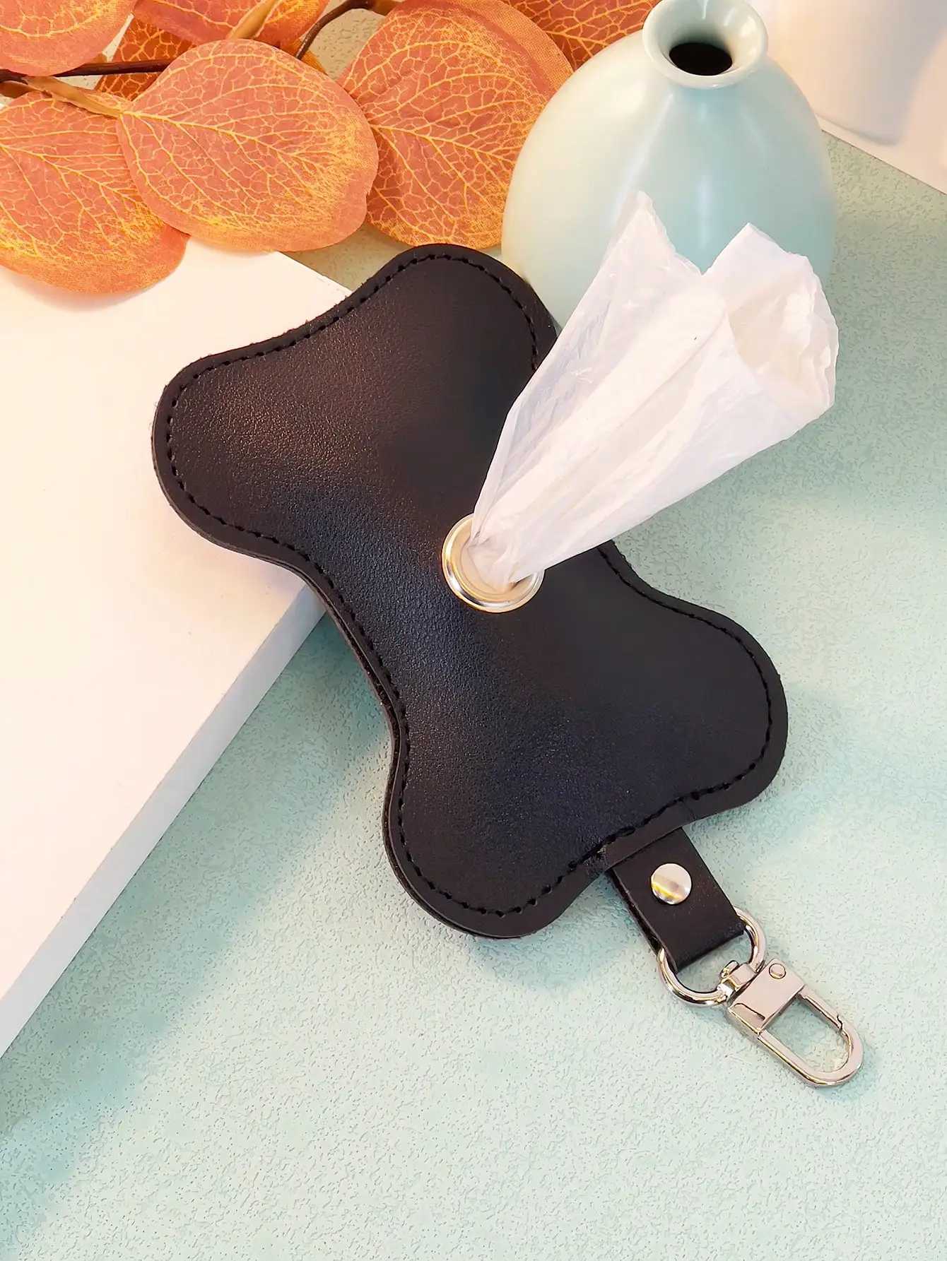 A Pu leather pet trash bag collection bag poop bag bone-shaped convenient bag goes out the beautiful fashion hanging bag accessoXJ250104