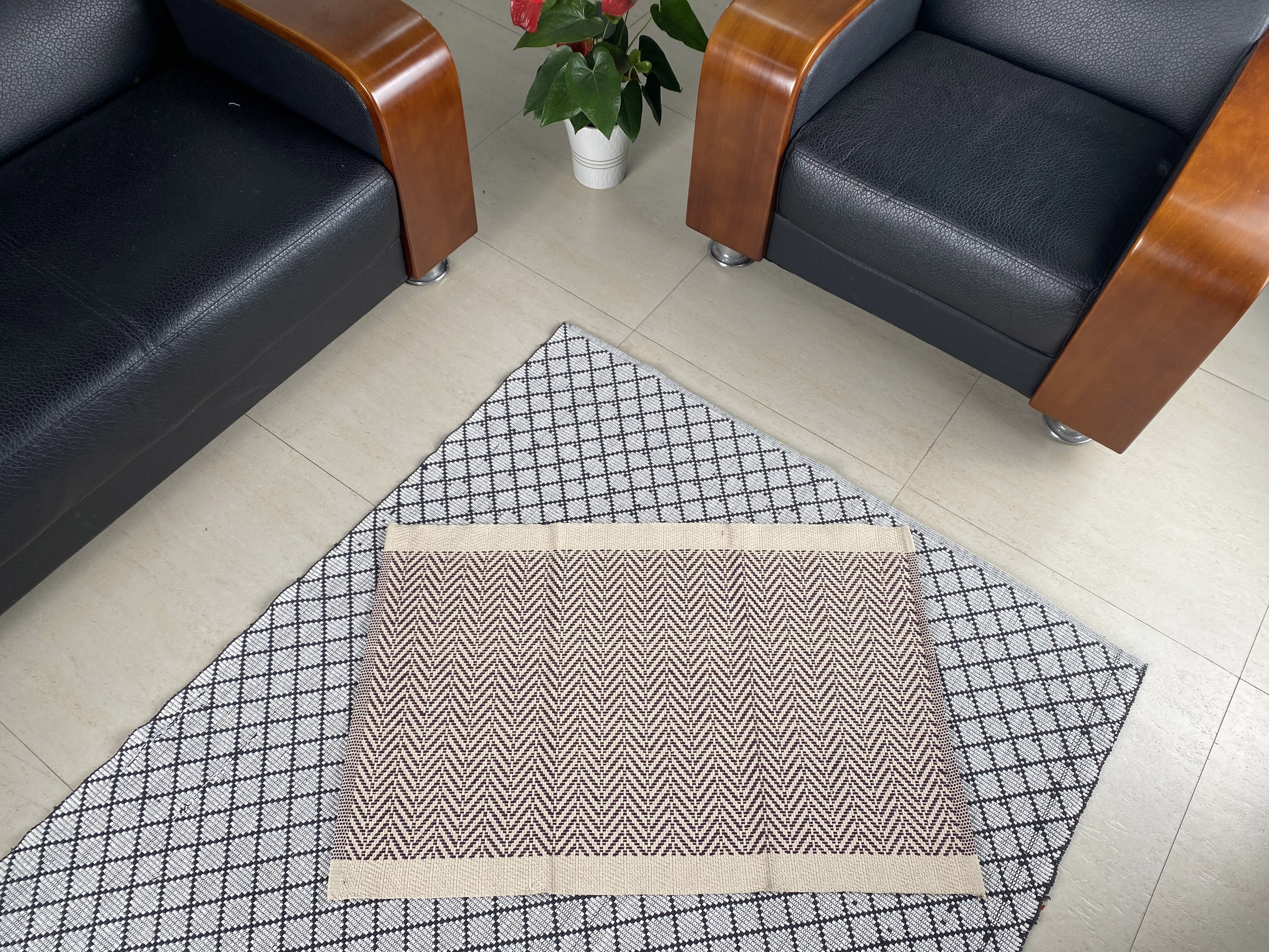 Fashionable Custom Handmade Cotton Rugs Sturdy and Highly Absorbent Perfect for Contemporary Home Decor
