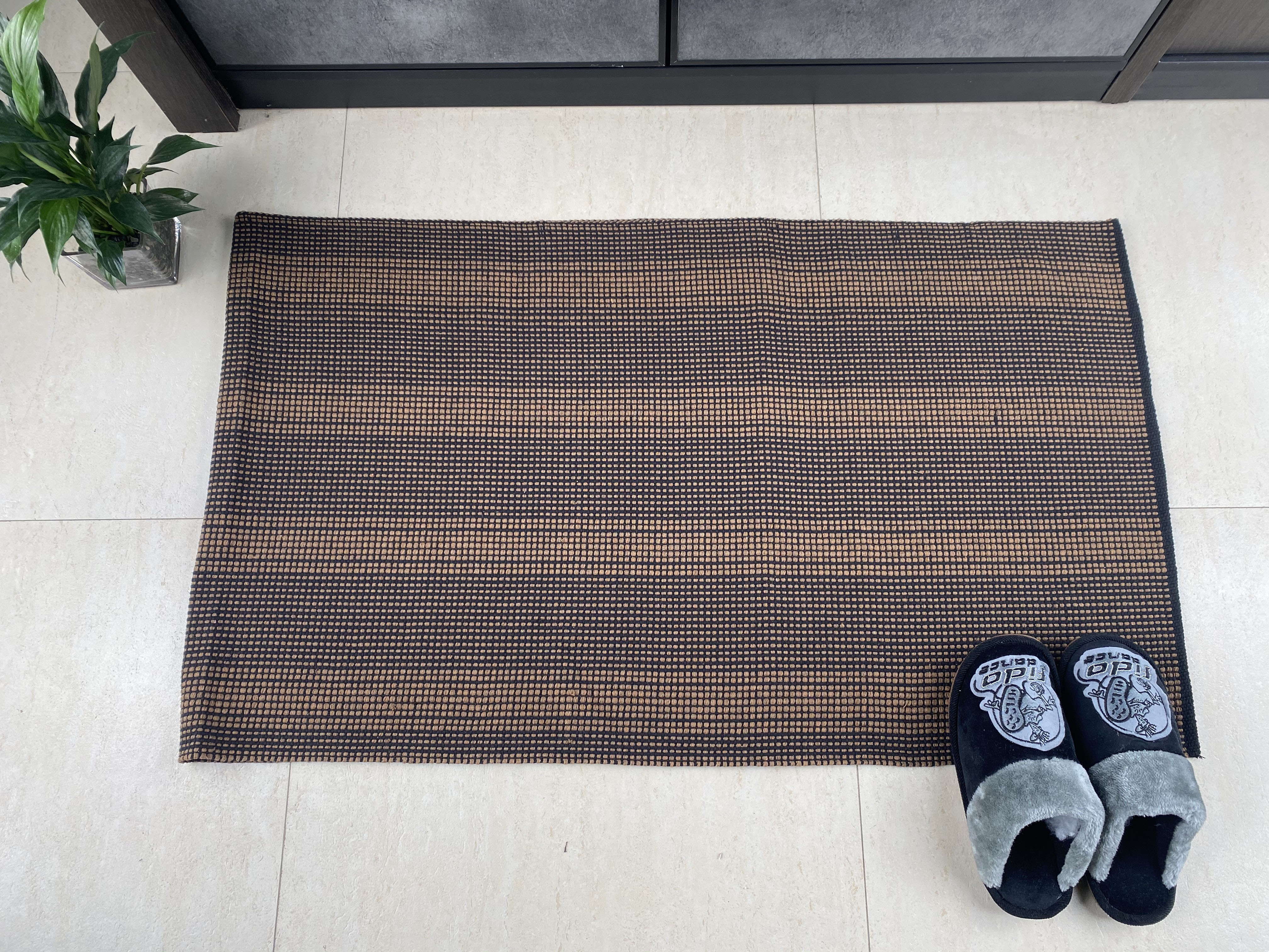Versatile Handmade Cotton Rug High-Quality Floor Decoration Ideal for Contemporary Spaces