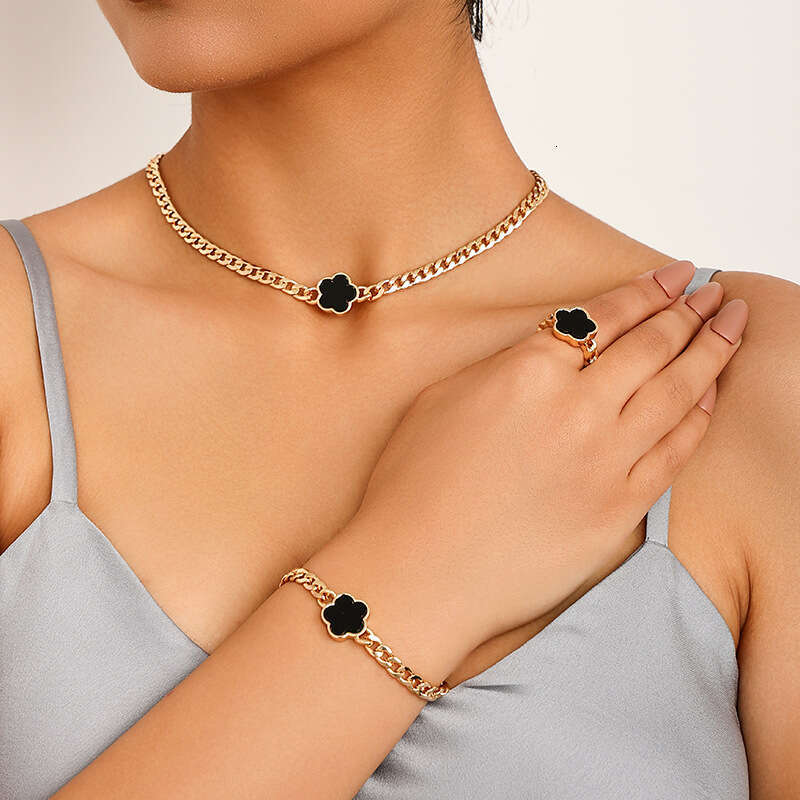 3-piece set of fashionable and elegant metal chains, five leaf clover wer women's necklaces, bracelets, rings, jewelry sets