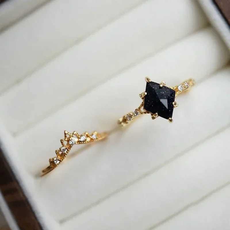 Original New Vintage Court Style Lace Blue Crystal Micro Setting Diamond Stacking Ring Gold Plated Luxury Ladies JewelryXJ250104