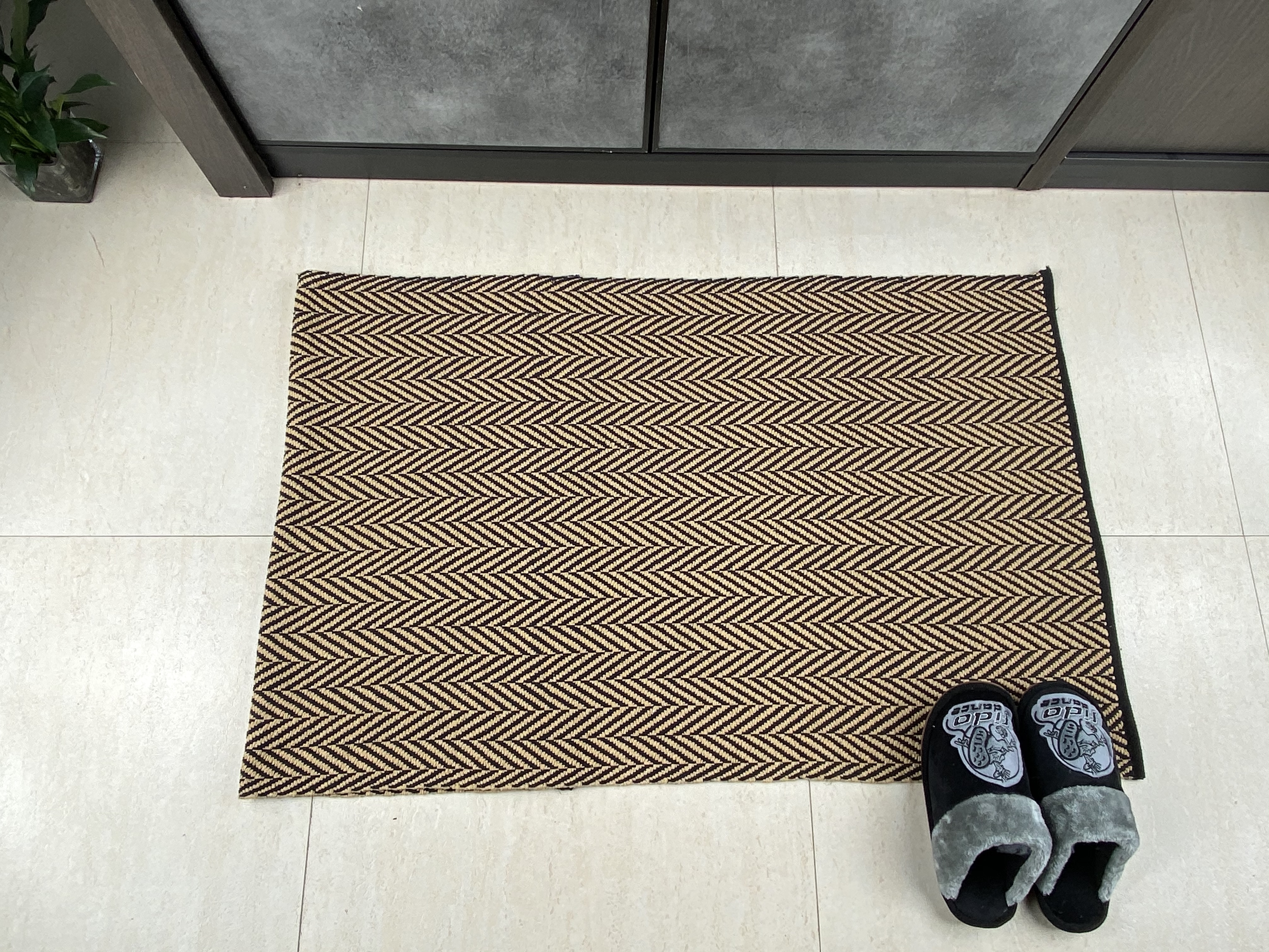 Handcrafted Cotton Area Rug with Durable Structure and Water-Resistant Finish for Sophisticated Spaces