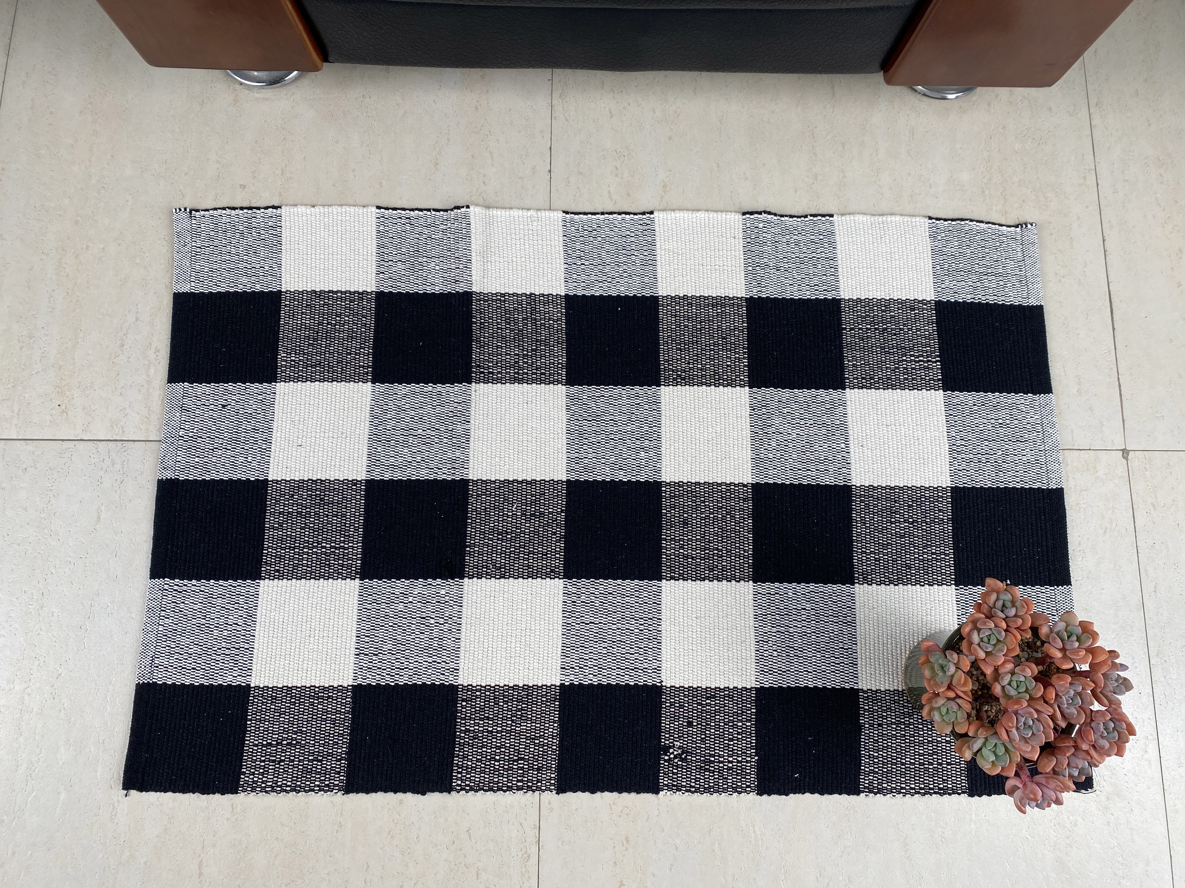 Contemporary Fashionable Cotton Area Rug Tailored Handcrafted Design with Superior Absorption