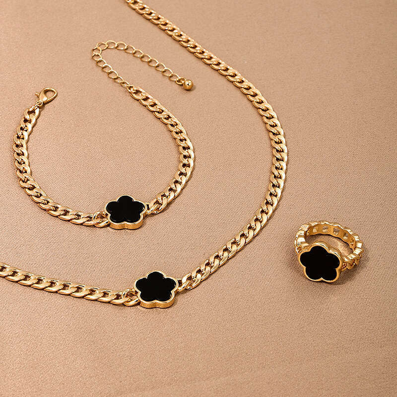 3-piece set of fashionable and elegant metal chains, five leaf clover wer women's necklaces, bracelets, rings, jewelry sets