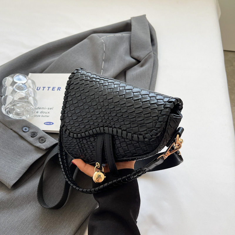 Retro Niche Women's Autumn And Winter New Light Fashion Woven One-Shoulder Saddle Bag High-End Broadband Messenger Ba