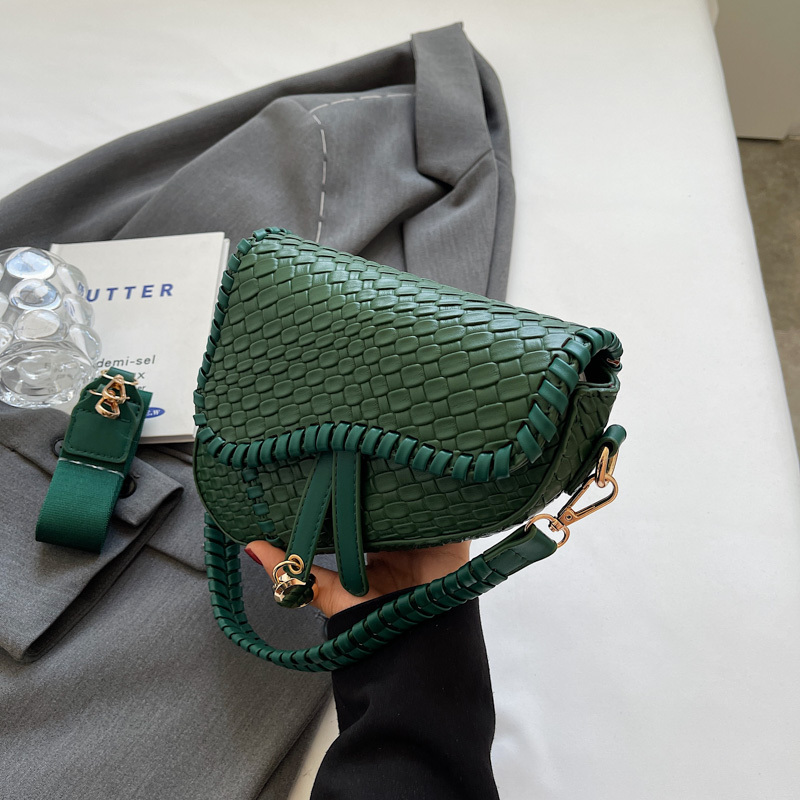 Retro Niche Women's Autumn And Winter New Light Fashion Woven One-Shoulder Saddle Bag High-End Broadband Messenger Ba