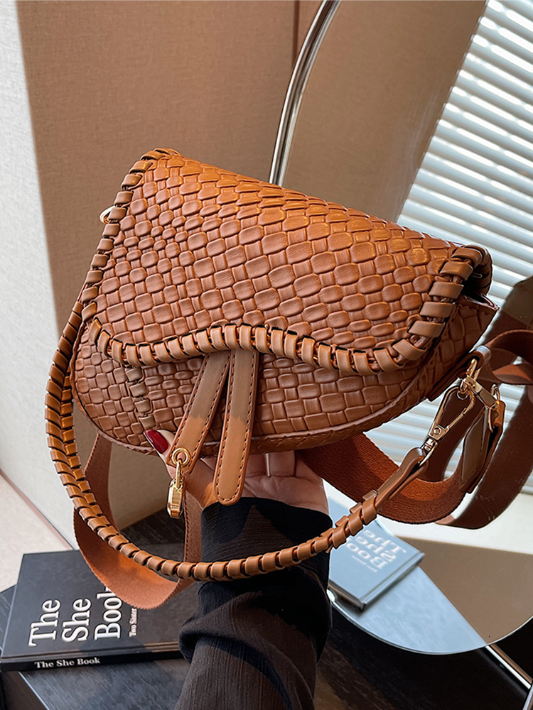 Retro Niche Women's Autumn And Winter New Light Fashion Woven One-Shoulder Saddle Bag High-End Broadband Messenger Ba