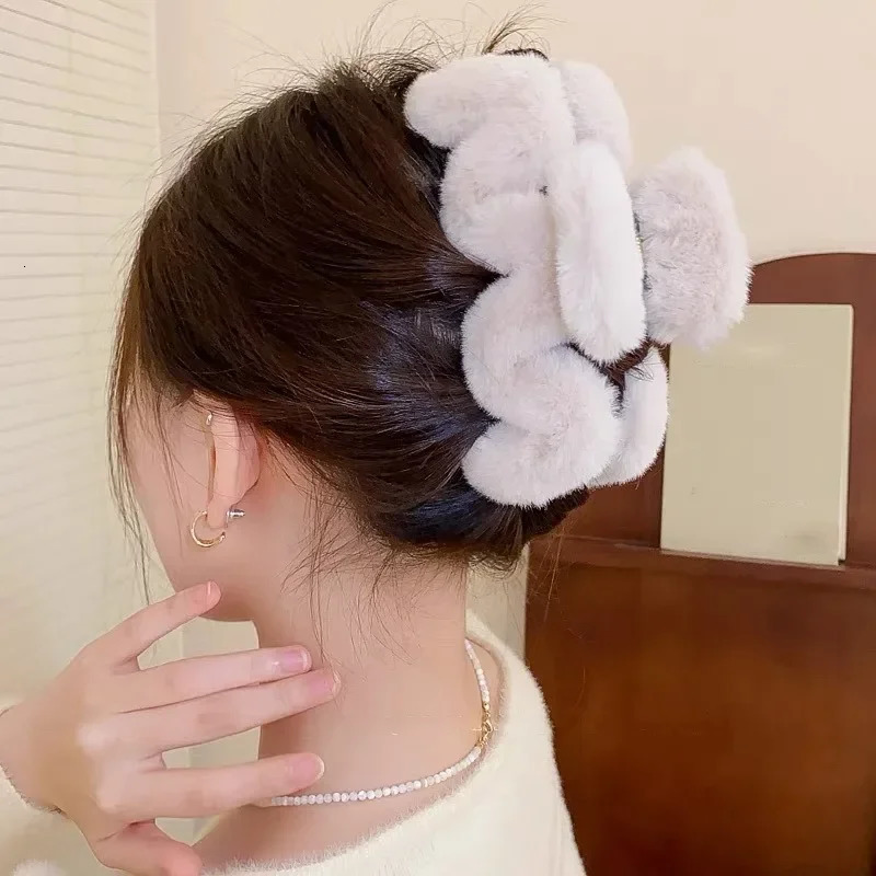 Solid color plush M-shaped womens hair clip fashionable sweet and romantic banquet casual shark clip womens headwear 250102