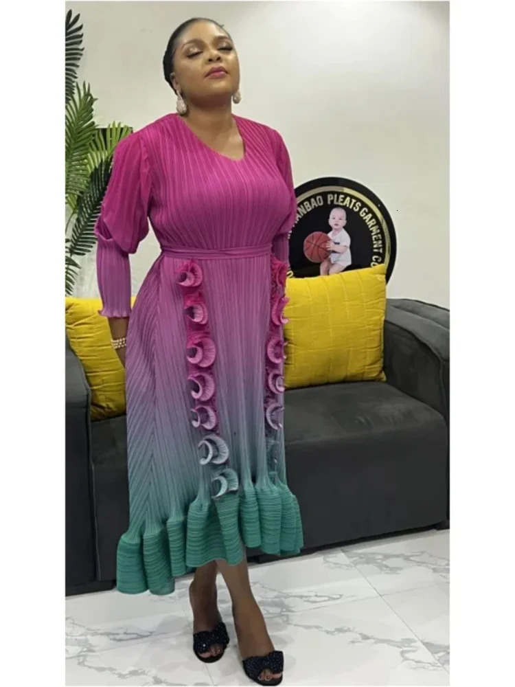 2025 Miyake pleated dress with pleated edge splicing and gathered waist gradient dress for spring elegant womens wear 2G3741 250103