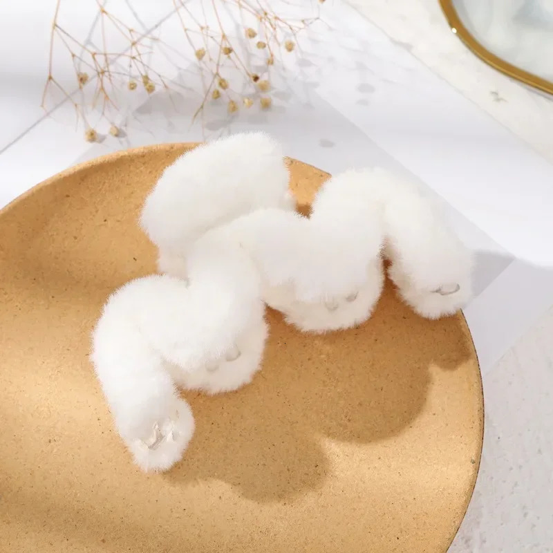 Solid color plush M-shaped womens hair clip fashionable sweet and romantic banquet casual shark clip womens headwear 250102