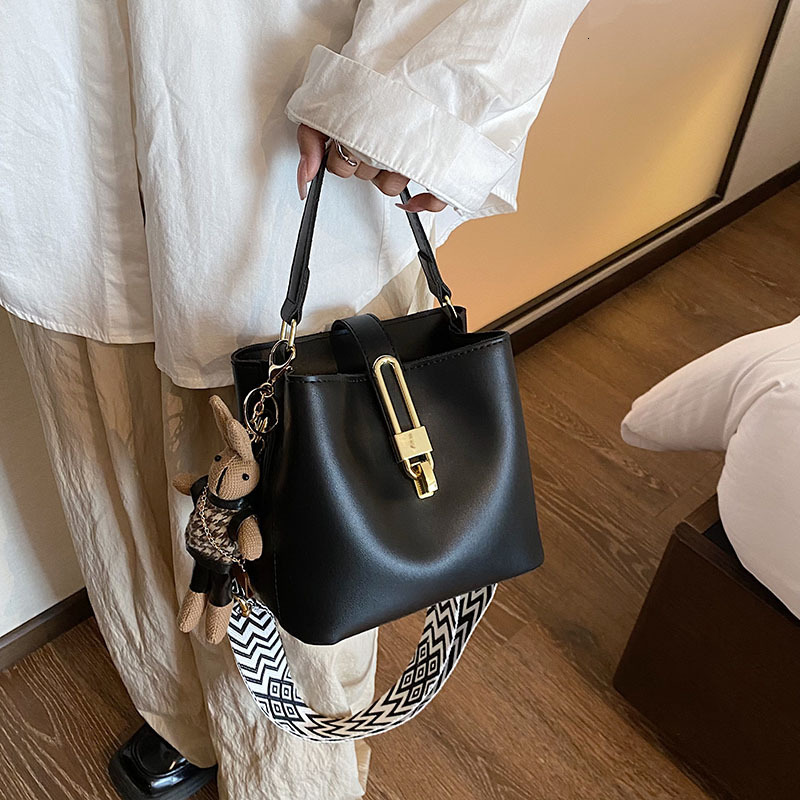 Shoulder new fashionable texture hand-held bucket Korean version trendy solid color crossbody women's small bag