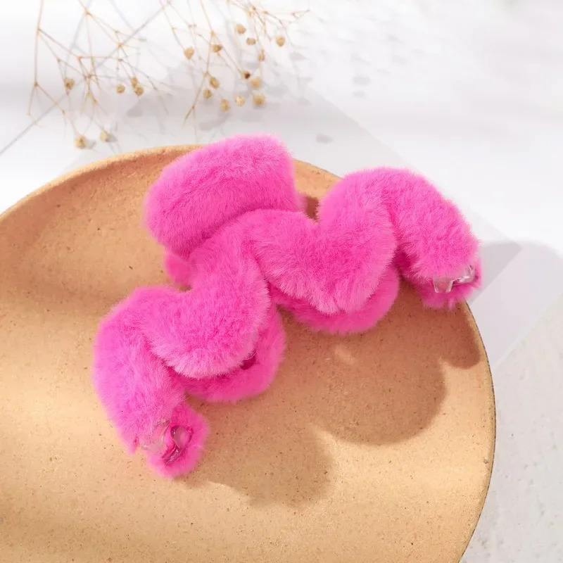 Solid color plush M-shaped womens hair clip fashionable sweet and romantic banquet casual shark clip womens headwear 250102