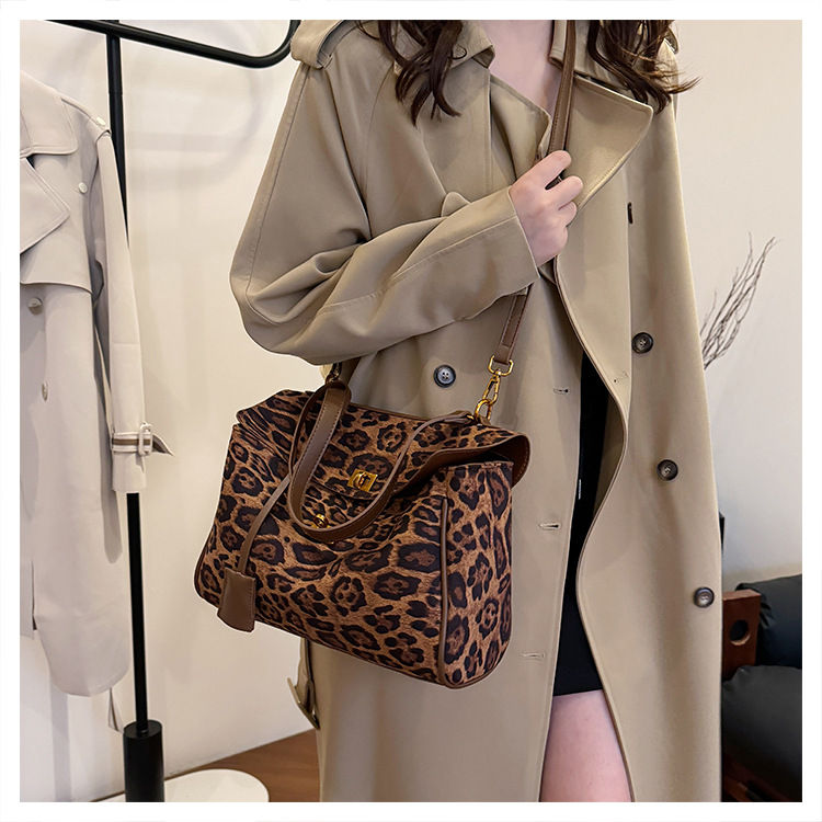 Chic Women's Overnight Travel Tote - Leopard Style Big Capacity Single-Shoulder and Crossbody Bag for Everyday Use