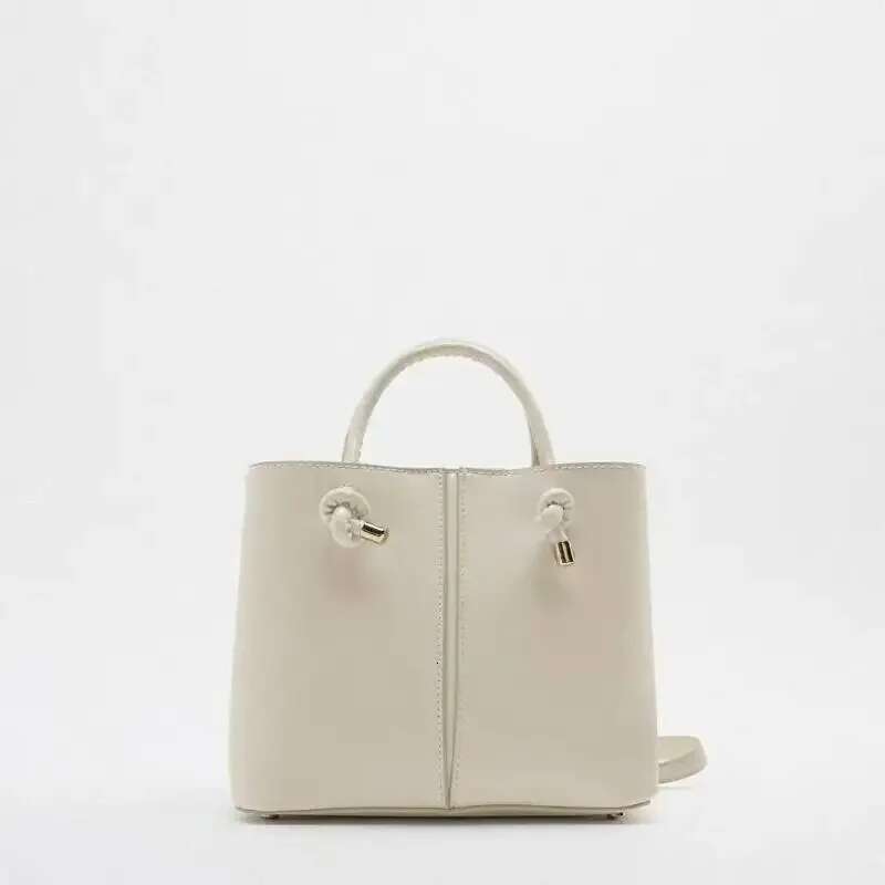 New Square Fashionable Women's Small Niche Design Bucket Bag, One Shoulder Retro Commuting Casual Women's Handbag