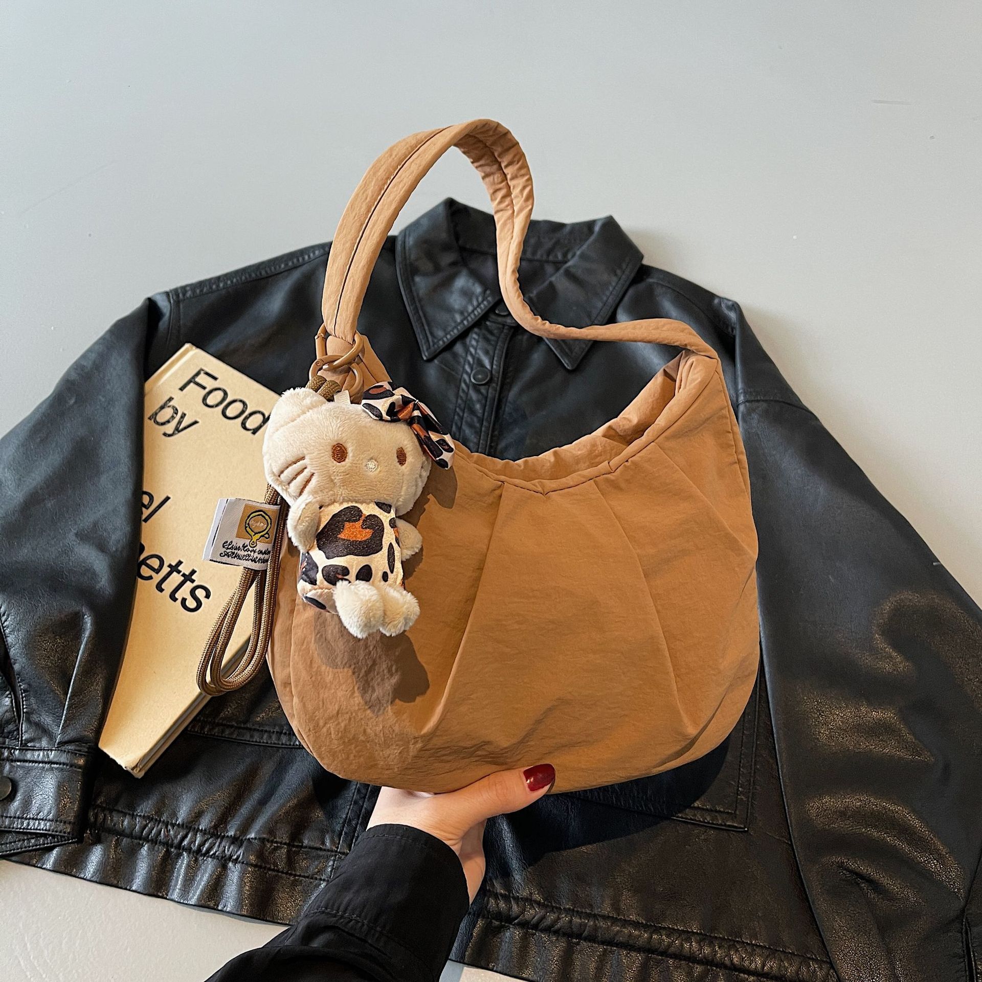 Fashionable cotton clothing, soft cloud pleated women's simple high-end temperament, underarm bag, niche and lightweight dumpling handbag