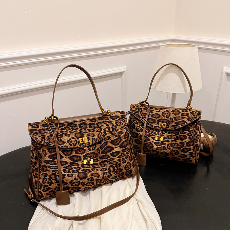 Chic Women's Overnight Travel Tote - Leopard Style Big Capacity Single-Shoulder and Crossbody Bag for Everyday Use