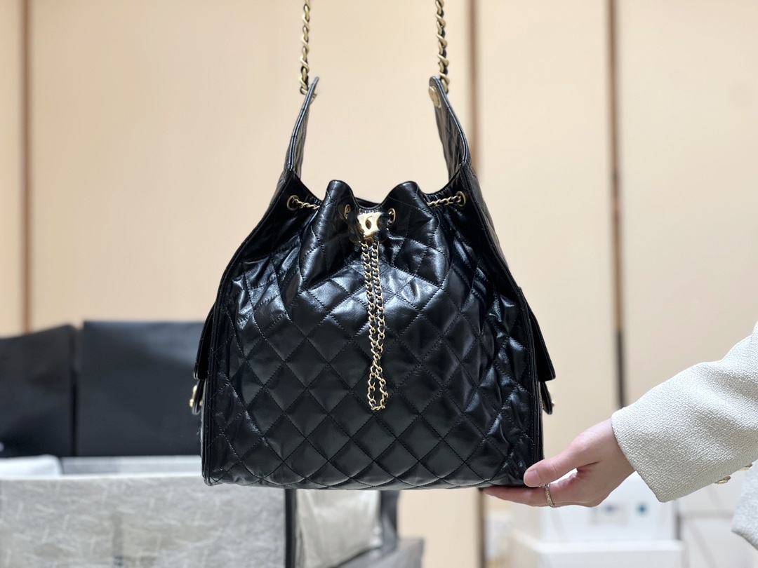 10A leather bag vintage leather bag high-quality designer bag this seasons bestseller. An adjustable chain that transforms into a bucket bag fashionable and 99442