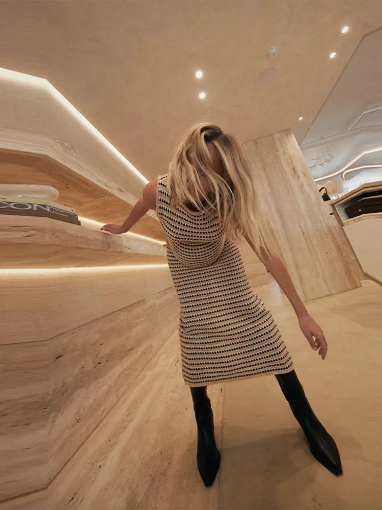 Fashion Sleeveless Knitting O-neck Long Dress Women Spring Summer Contrast Slim Striped Dresses Female Streetwear Robe 250102