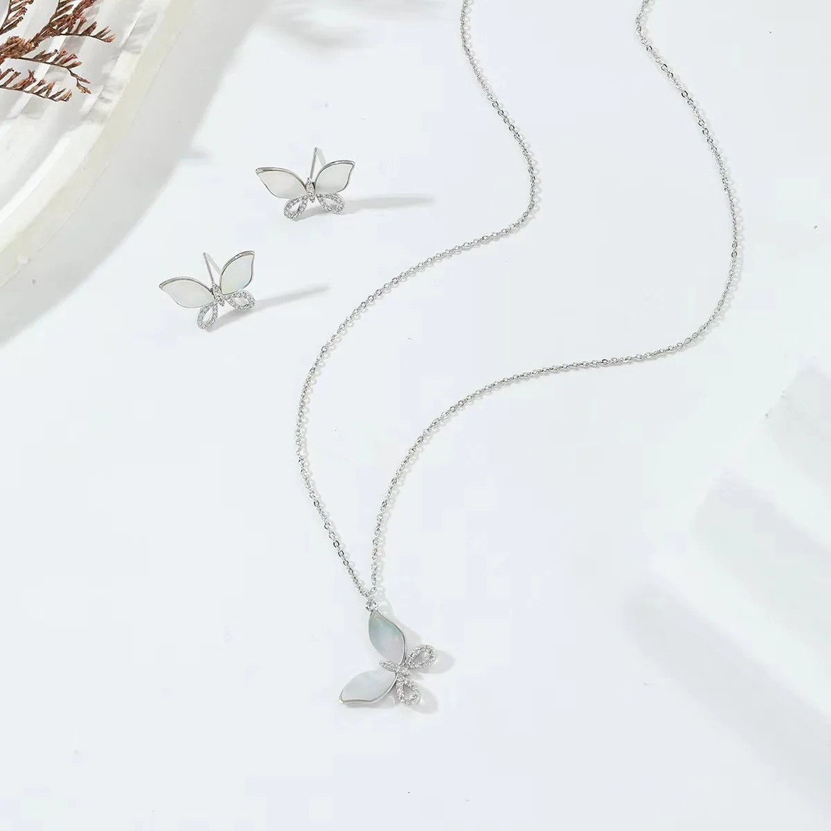 Advanced Fresh Shell Pearl Butterfly Necklace Earnail Jewelry Set with Classic and Small Crowd High end Gift 250102