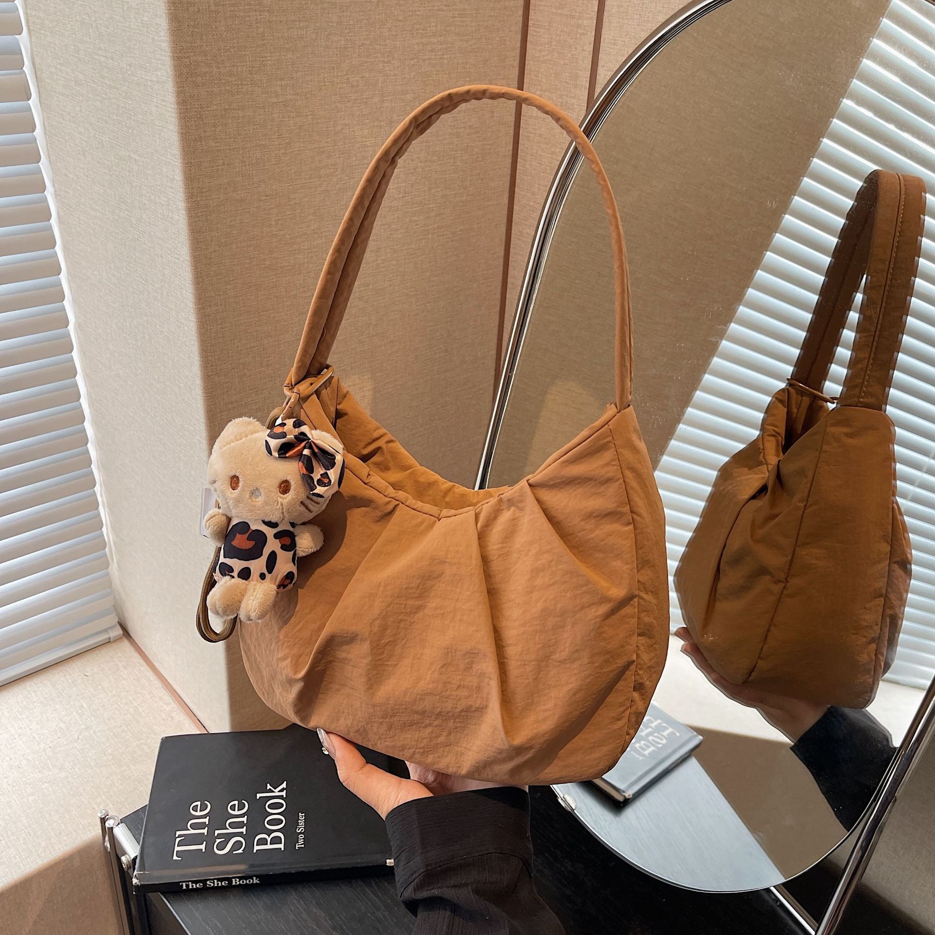 Fashionable cotton clothing, soft cloud pleated women's simple high-end temperament, underarm bag, niche and lightweight dumpling handbag