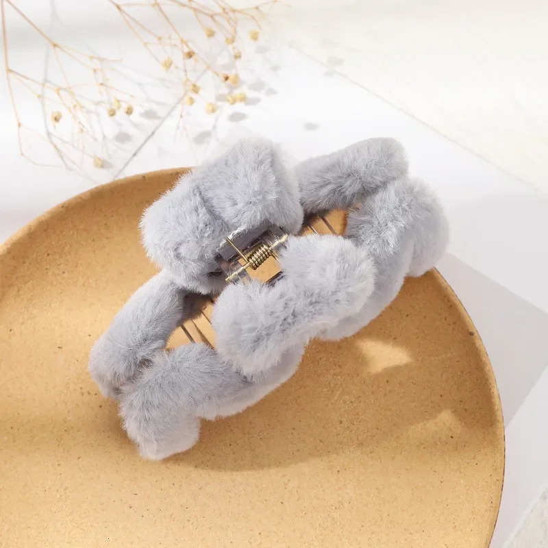 Solid color plush M-shaped womens hair clip fashionable sweet and romantic banquet casual shark clip womens headwear 250102