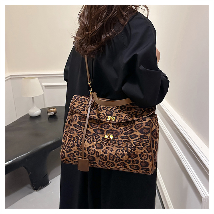 Chic Women's Overnight Travel Tote - Leopard Style Big Capacity Single-Shoulder and Crossbody Bag for Everyday Use