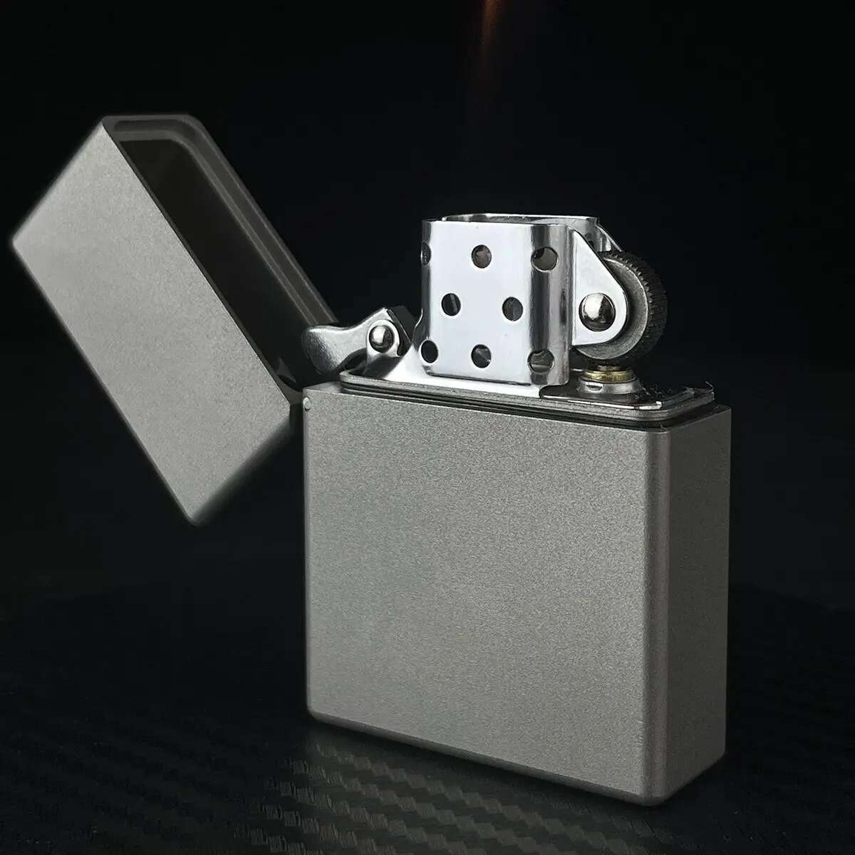 Titanium Shell Fuel Kerosene Square Head Thickened Sealed Waterproormor Windproof Retro Men Gasoe Lighter