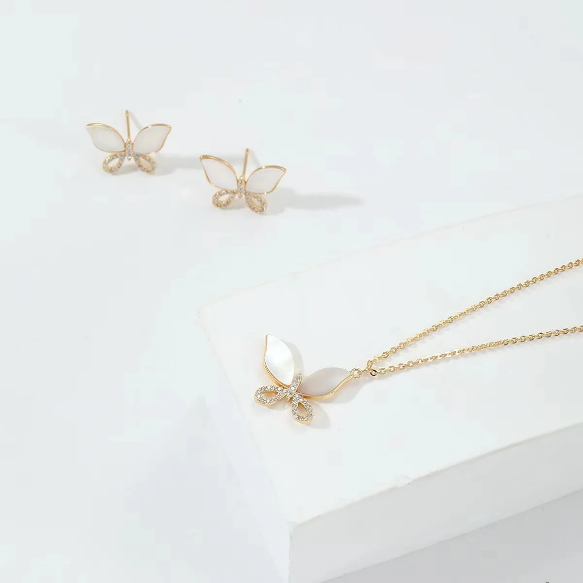 Advanced Fresh Shell Pearl Butterfly Necklace Earnail Jewelry Set with Classic and Small Crowd High end Gift 250102