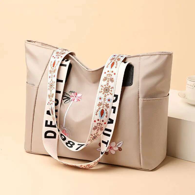 2025 New Embroidered Women's Handbag Nylon Waterproof Casual Handbag Shopping Bag Large Capacity Women's Shoulder Bag