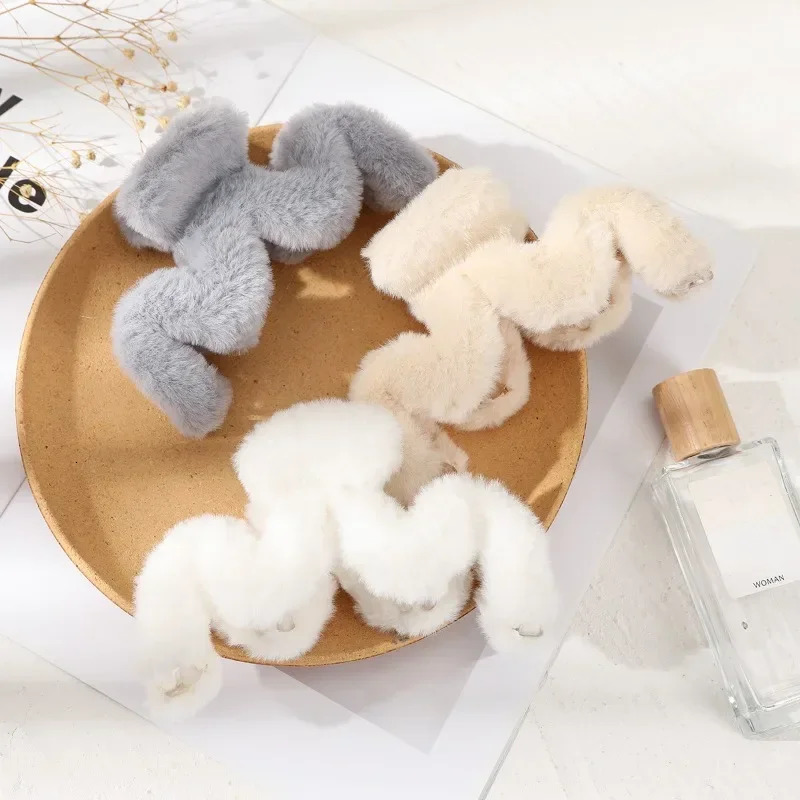Solid color plush M-shaped womens hair clip fashionable sweet and romantic banquet casual shark clip womens headwear 250102