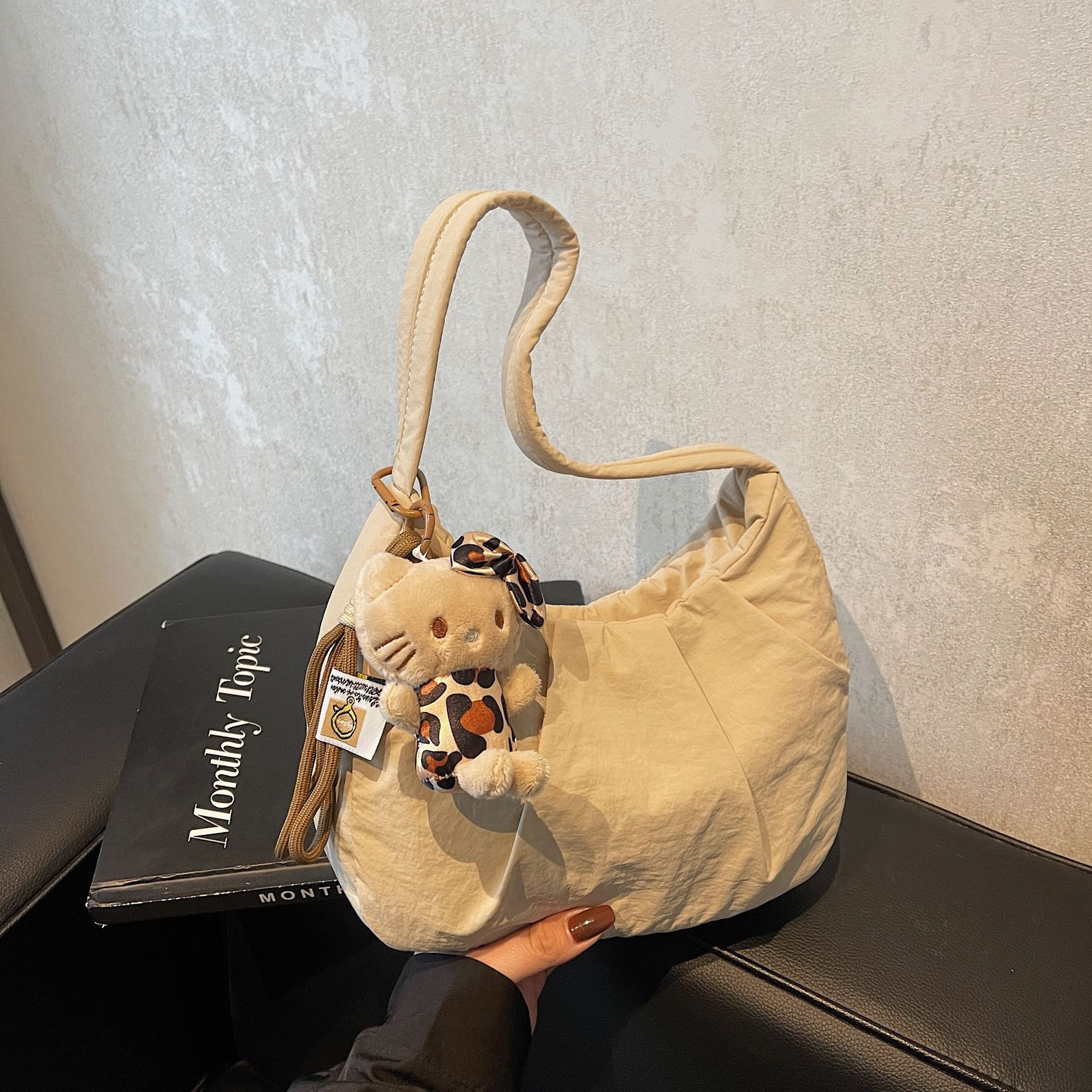 Fashionable cotton clothing, soft cloud pleated women's simple high-end temperament, underarm bag, niche and lightweight dumpling handbag