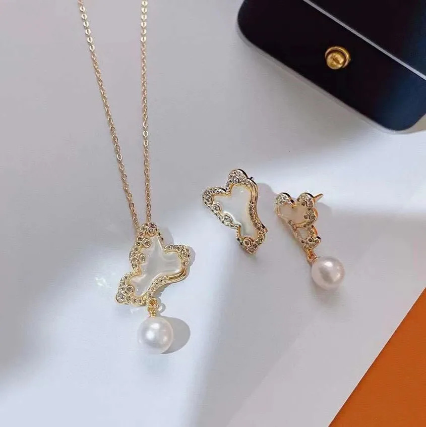 Butterfly Shell Butterfly Set 7-8mm Round Natural Freshwater Akoya Pearl Necklace Asymmetric Pearl Earring Set 250102