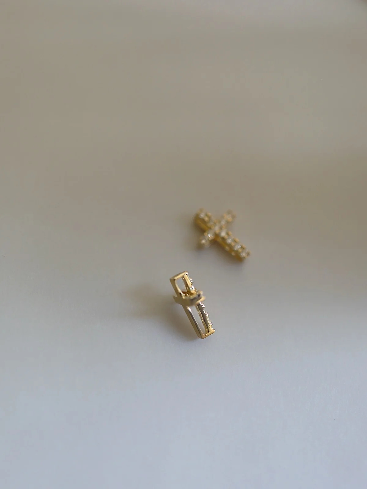 GOLDtutu 9k Real Gold Mini Cross Pendant Exquisite Minimalist Personalized For Women Necklace kj489 250106