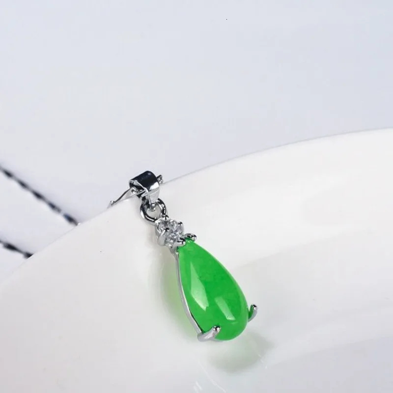 Green Malay Yu necklace pendant exquisite silver inlaid with small water droplets green agate pendant. 250106