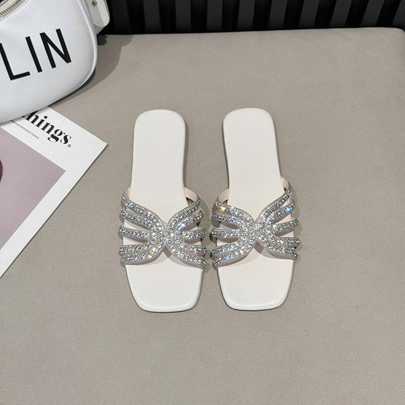 Designer Slipper Foreign trade cross-border large size slippers women wear 2025 summer new fashion all-in-one low heel flat flip-flops