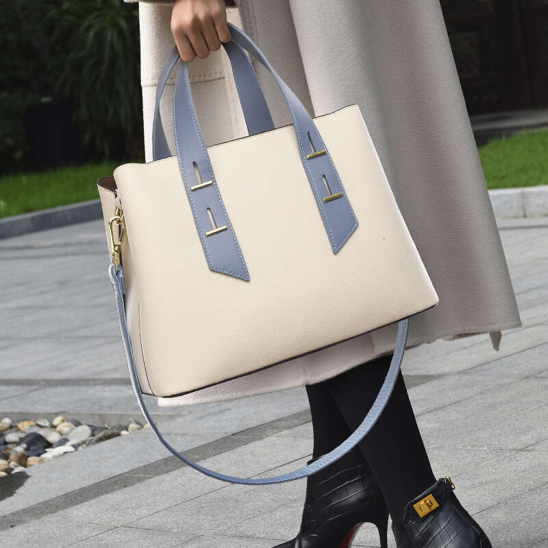 Women's handbag, with a high-end autumn commuting feel, large capacity handbag, fashionable women's handbag, can be carried on one shoulder