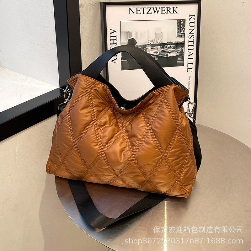 Fashion diamond grid space cotton hand-held women's new down filled tote simple solid color shoulder bag, autumn and winter