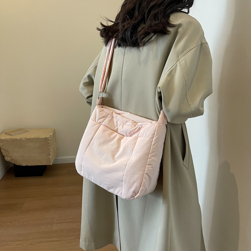 Small versatile single shoulder crossbody women's bag, large capacity, simple and fashionable, 2024 spring new down cotton bag