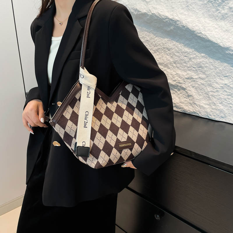 Fashion large capacity NEW single shoulder women 2025 new summer senior sense commuter bucket bag checkerboard