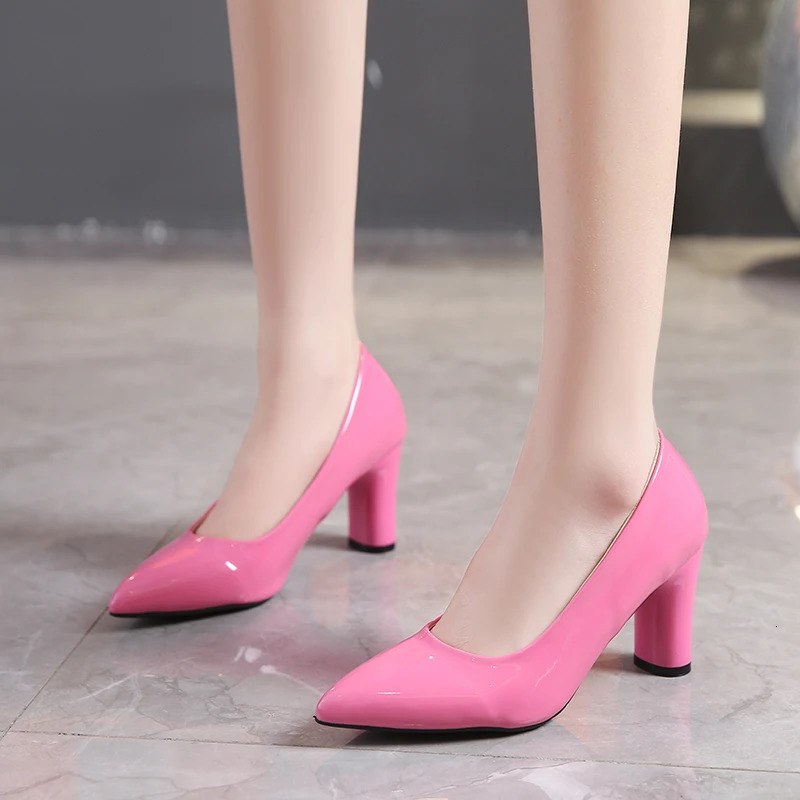 2024 Summer Outwear Womens Large Heels Pointed Solid Color Light Mouth Versatile Comfortable Single Shoes for Women 250103