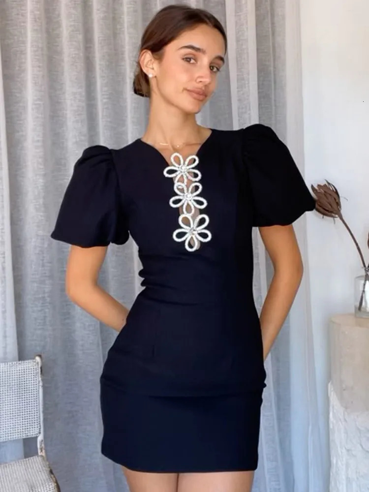 Elegant black metal flower decoration womens mini dress fashionable round neck short sleeved vest 2025 womens evening dress party dress 250103
