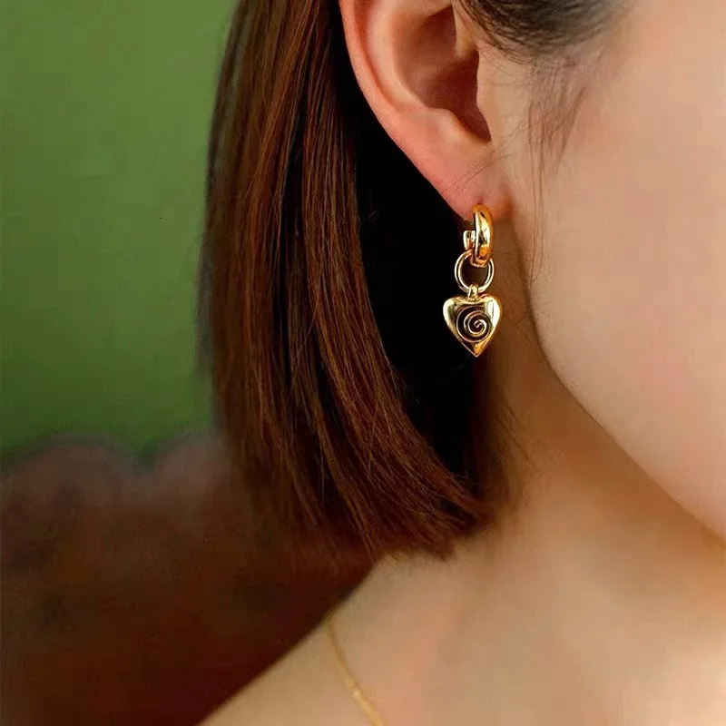 French Style Special ed Heart Shaped Jewelry Sets Copper Ear Studs Golden Color Plated Necklaces For Women On Sale 250102