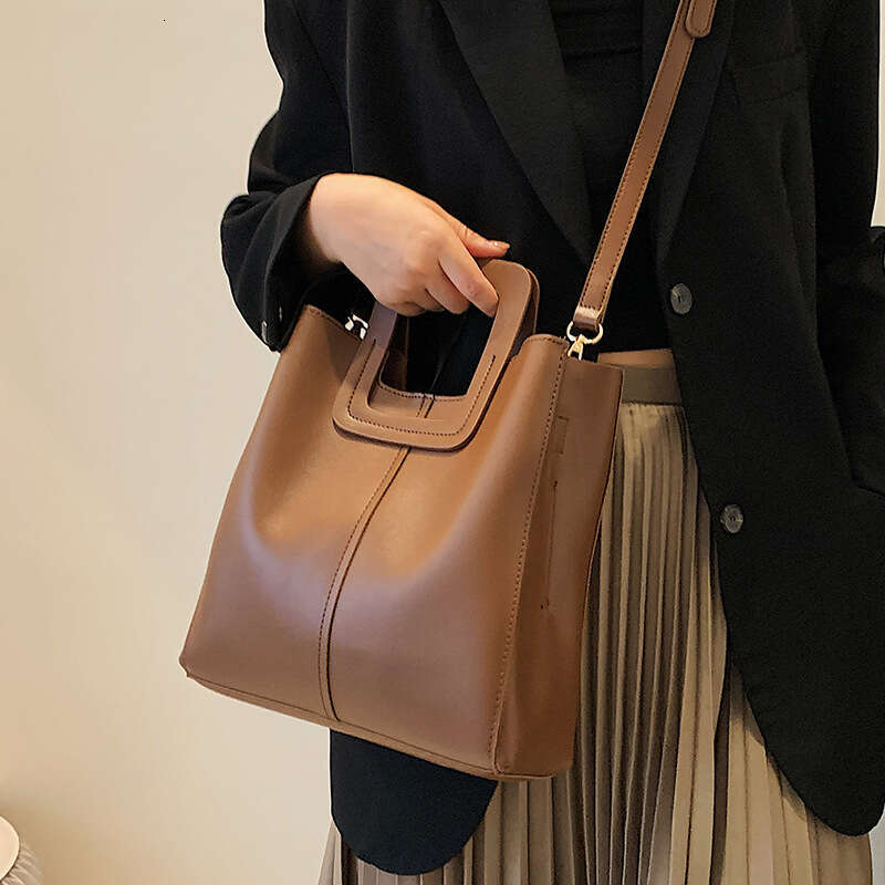 This Year, The Popular Korean Style Big For Women Is A Versatile Autumn And Winter Retro High-End One Shoulder Hand-Held Bucket Bag