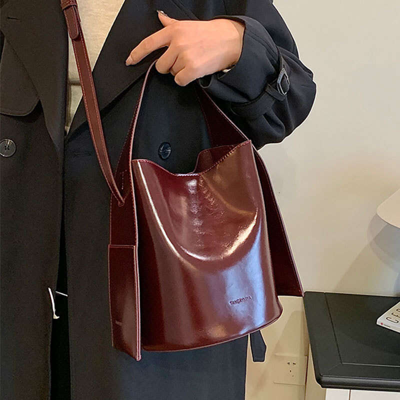 Women's Bags handbag Autumn/Winter Fashion Oil Wax Leather Ear Hanging Handheld Bucket Large Capacity Temperament Shoulder Bag