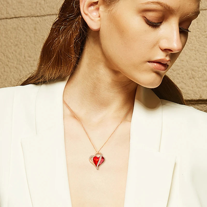 Fashion Red Crystals Love Heart Necklace for Women Sexy Rhinestone Pendant Necklaces Jewelry Mothers Day Birthday Gifts 250106